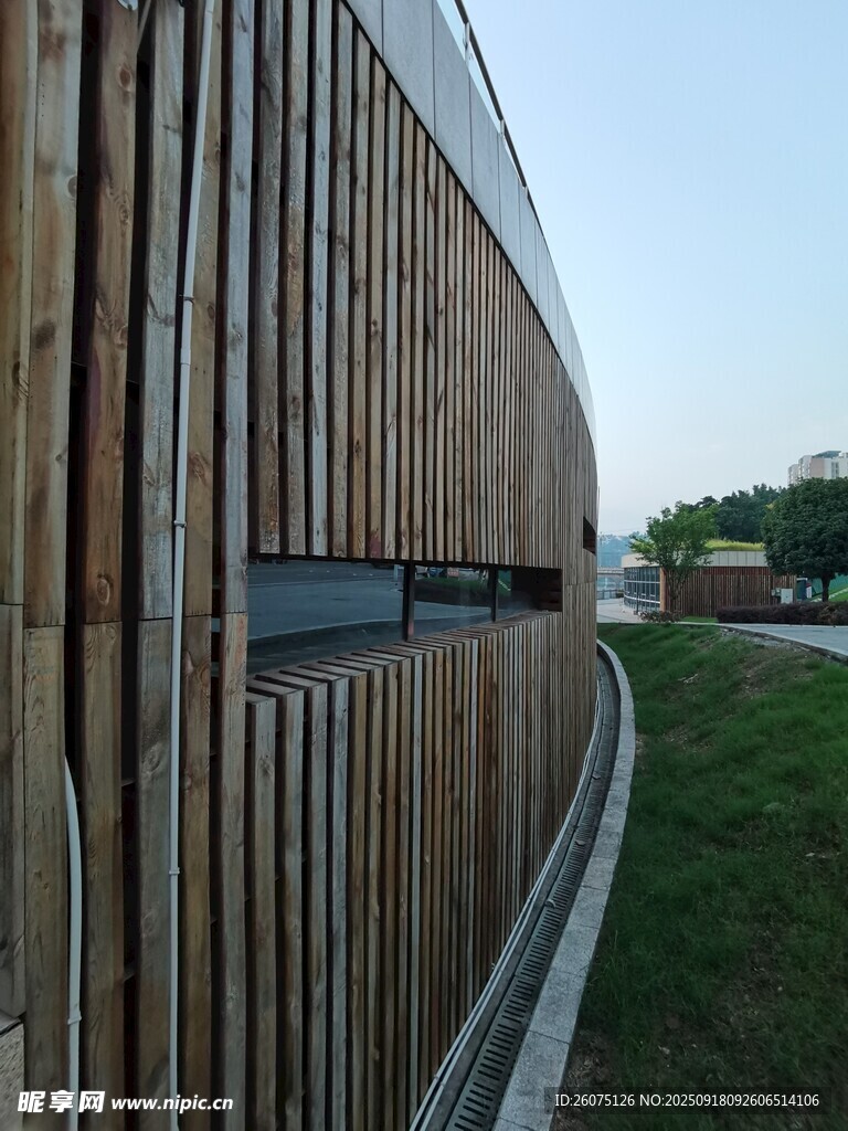 弧形木質(zhì)建筑外觀