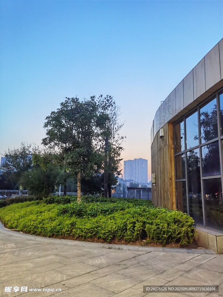 現(xiàn)代建筑旁的綠植景觀