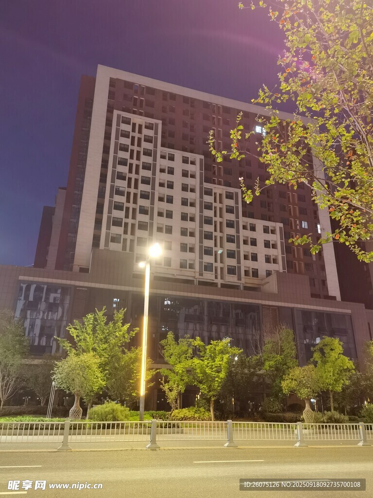 夜晚城市中的高樓建筑