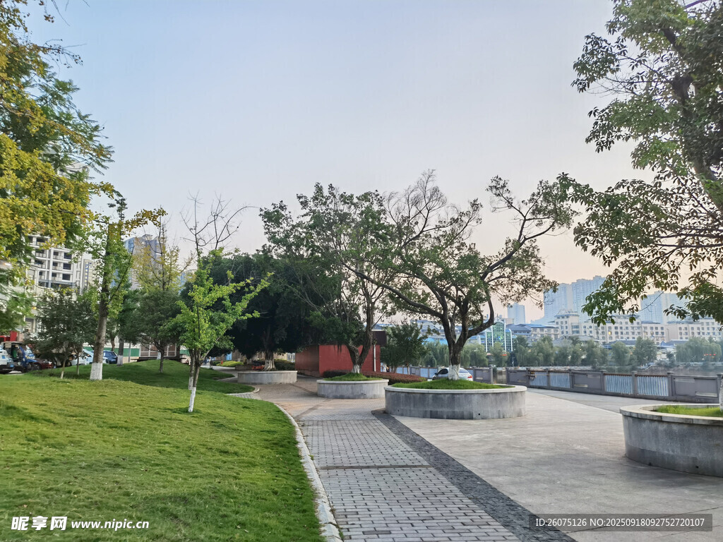 城市公園的寧靜步道景觀