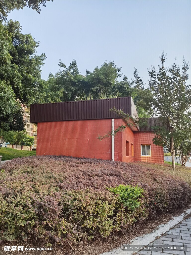紅墻綠植的中式建筑一角