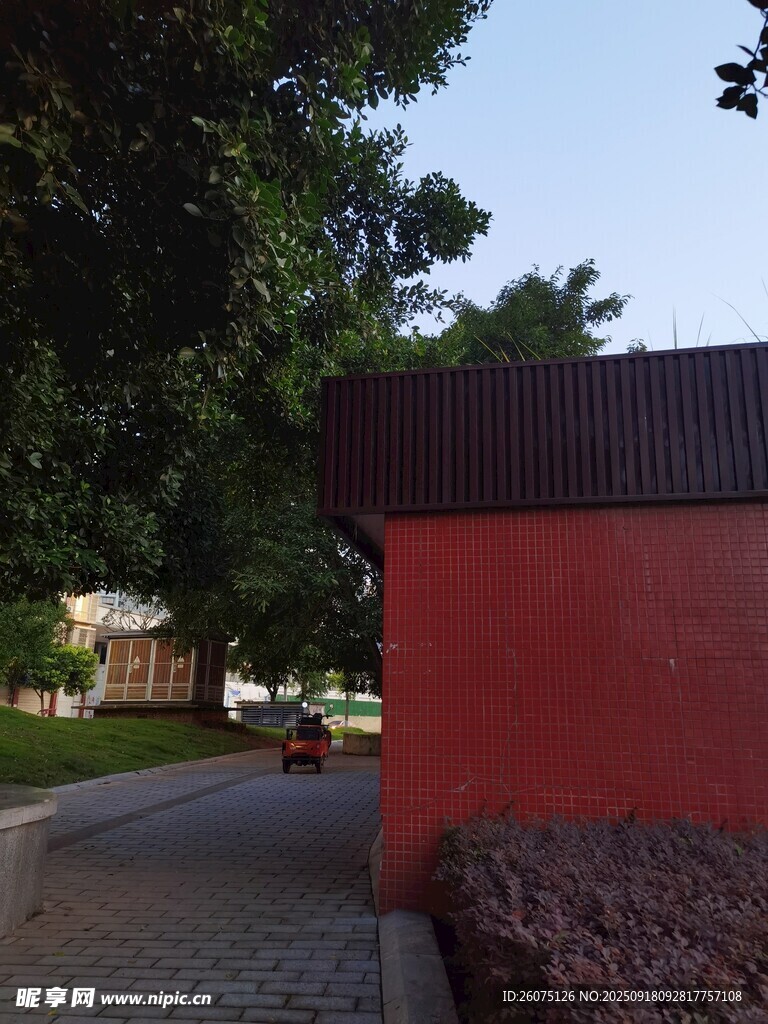 紅墻綠樹旁的寧?kù)o小路