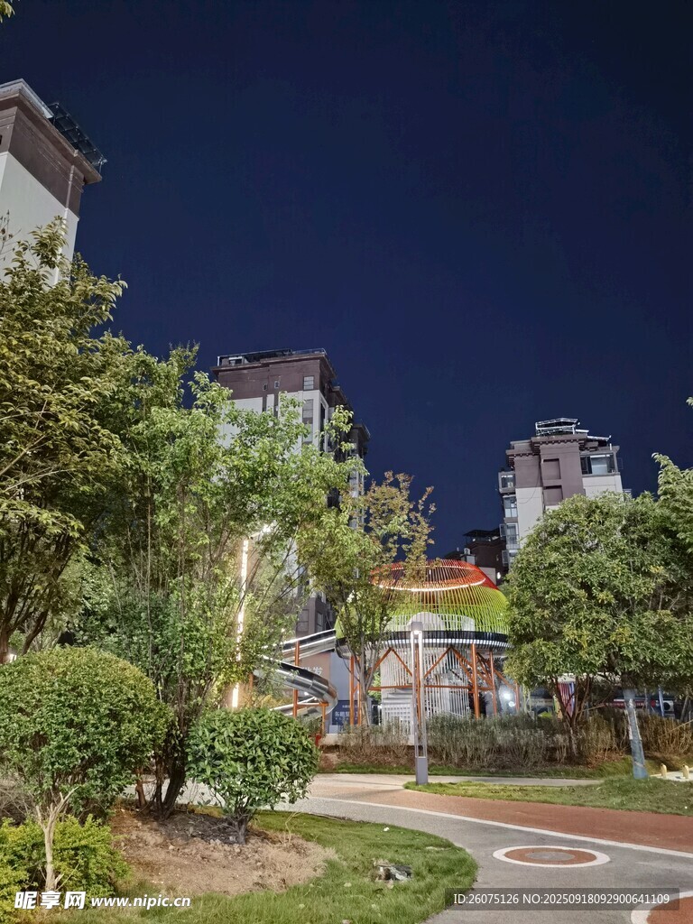 小區(qū)夜景靜謐美好環(huán)境