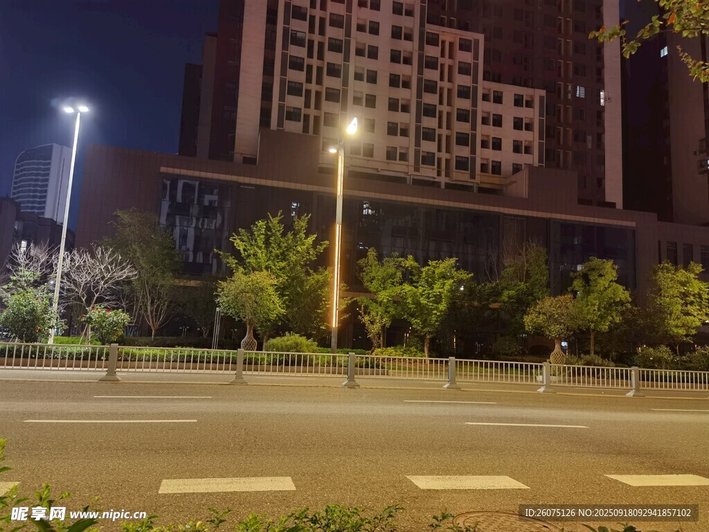 城市夜晚街道與高樓景觀