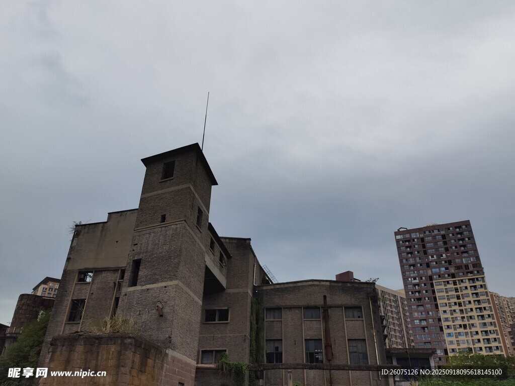 古老建筑與現(xiàn)代高樓相映