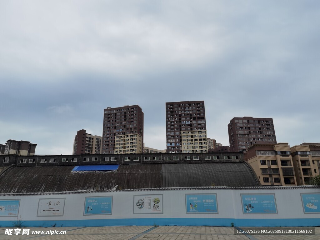 城市高樓與前景建筑景觀