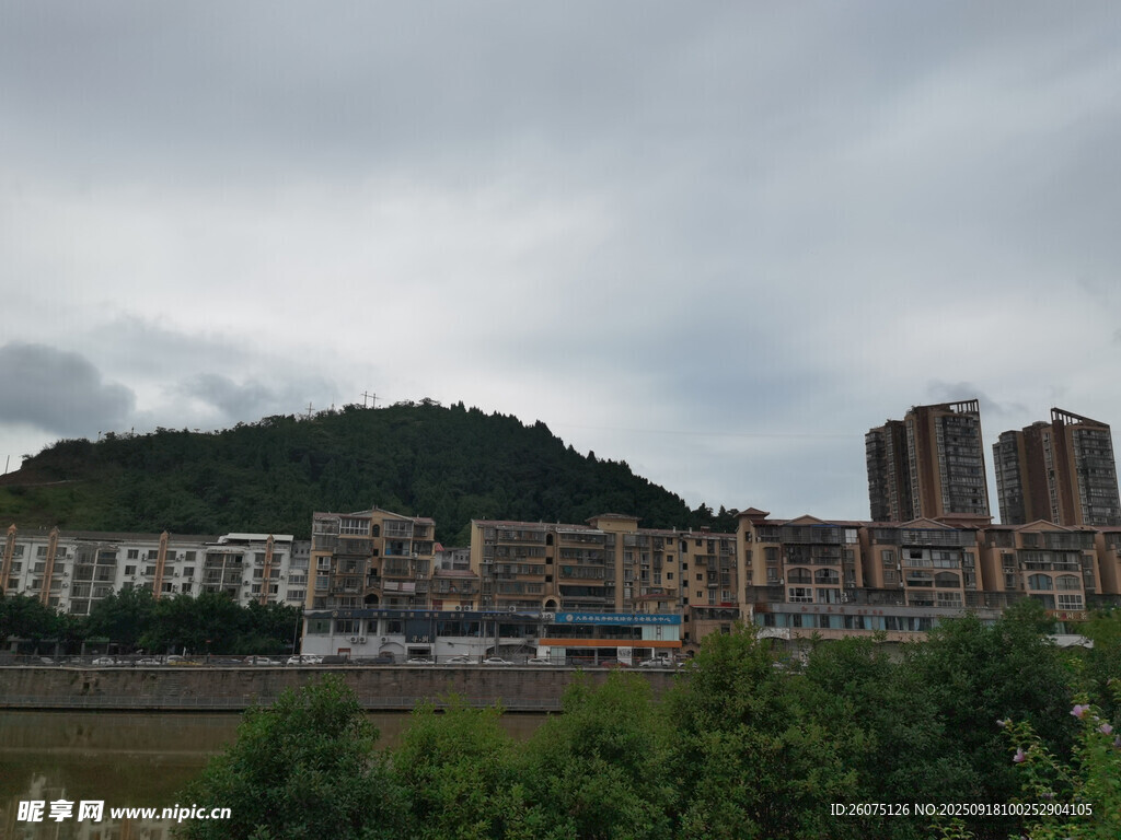 山城城市景觀與綠樹(shù)相映