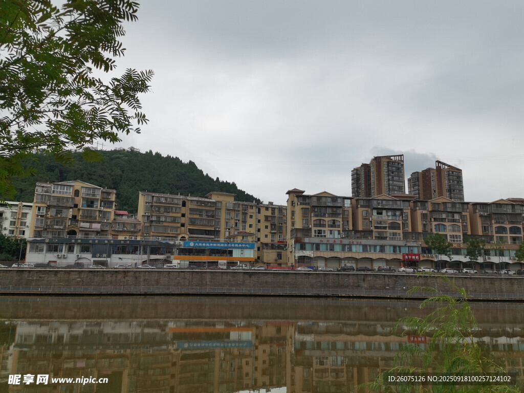 江邊城市建筑風(fēng)景