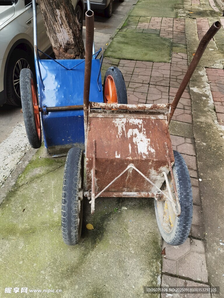 老舊手推車置于戶外地面