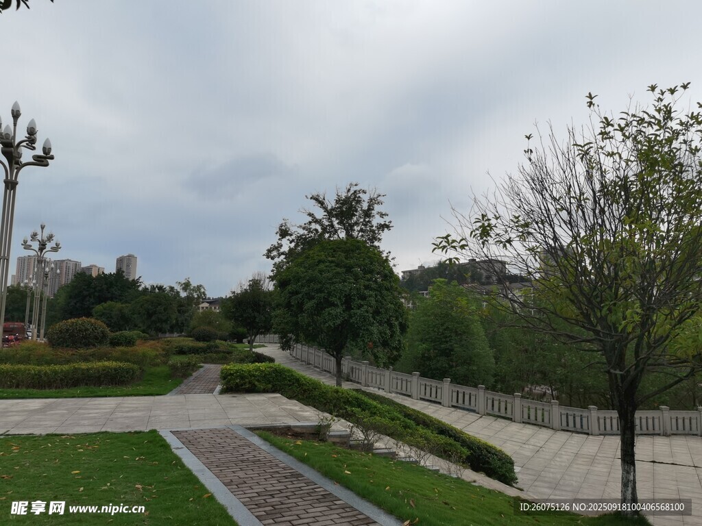 園林景觀中的蜿蜒小徑