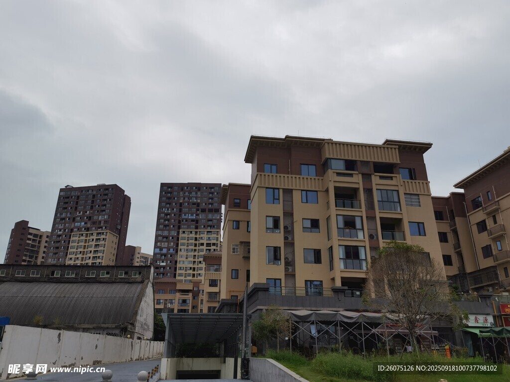 城市中錯落的多彩建筑群