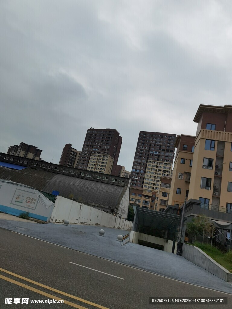 道路旁傾斜倒塌的建筑物