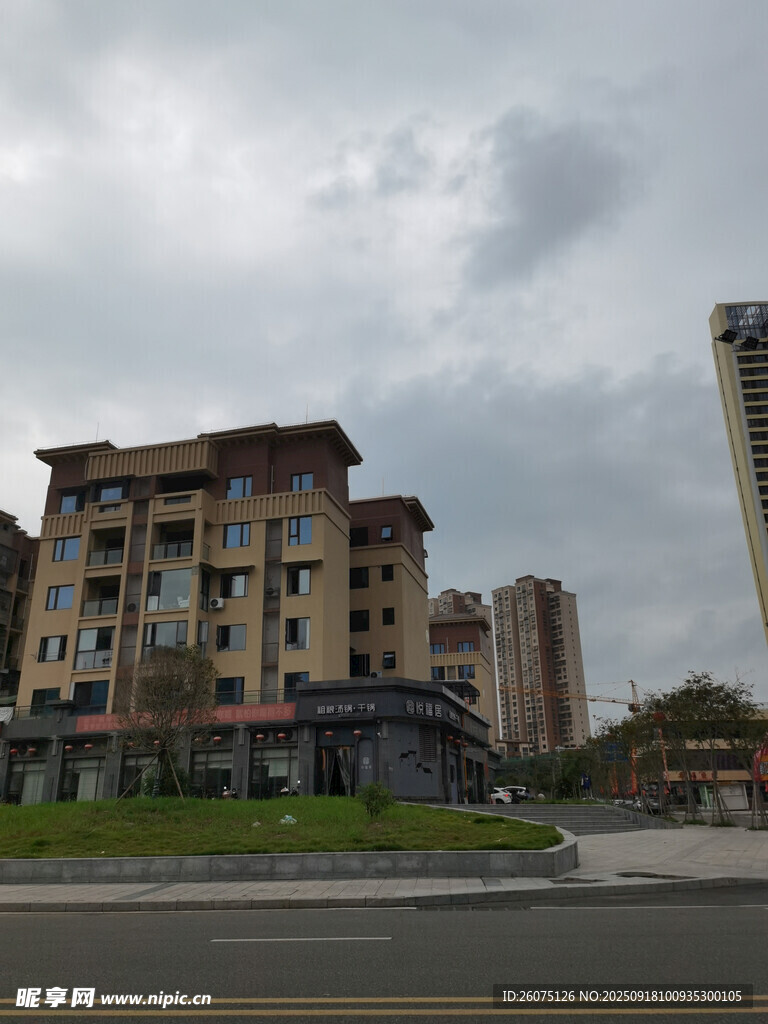城市中錯落的多層建筑物