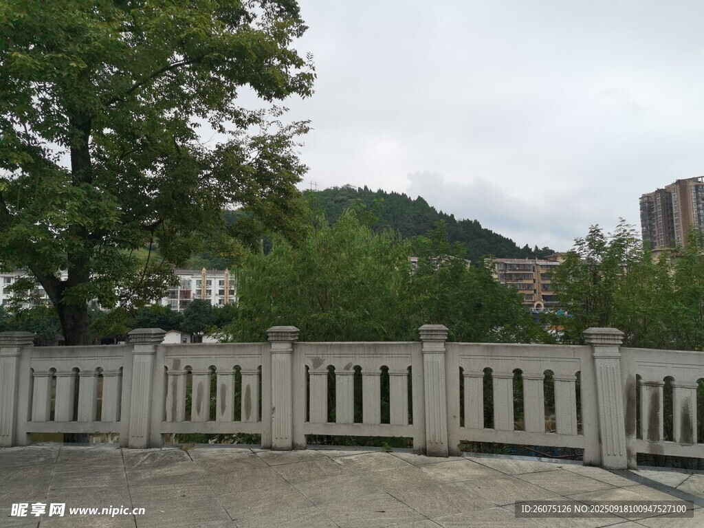 戶外白色圍欄與綠樹景觀