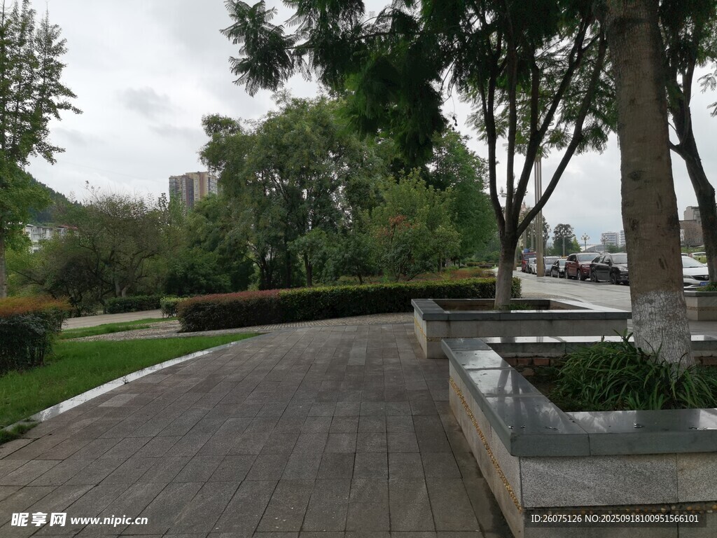城市公園中的寧靜步道