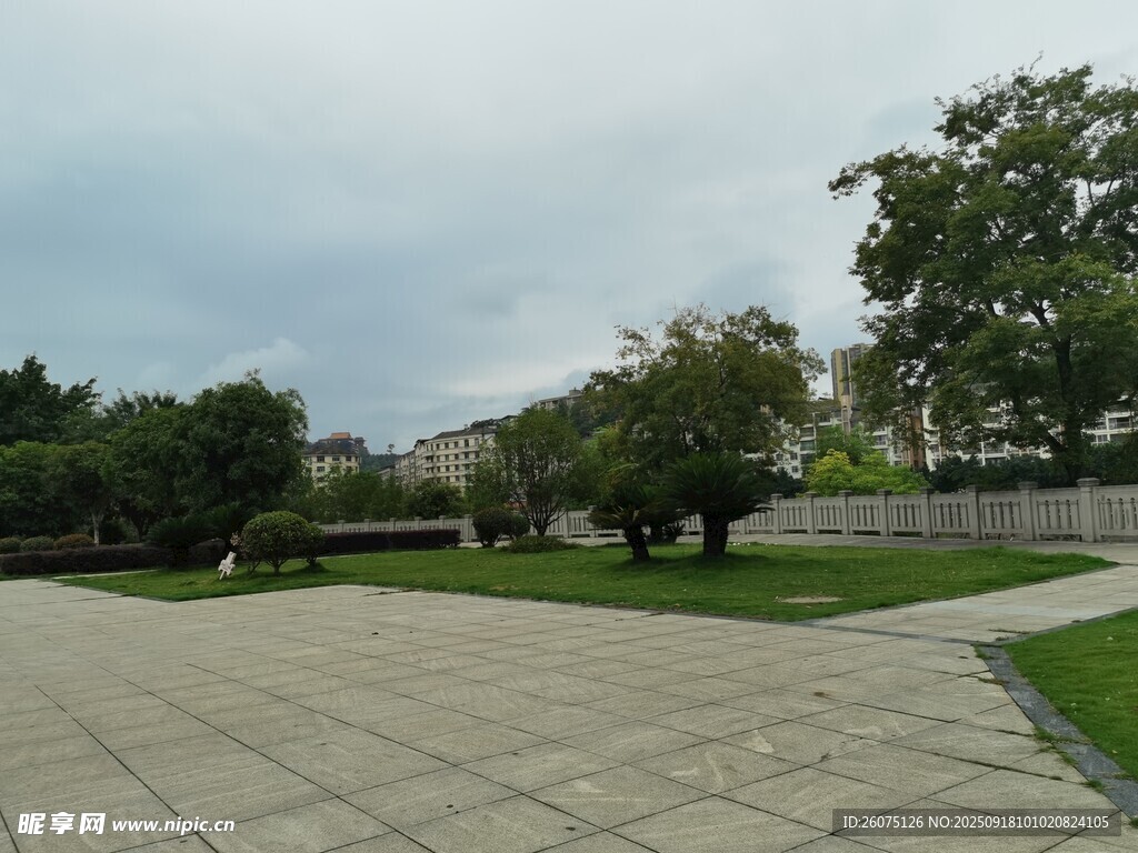 城市公園中的開闊廣場景觀
