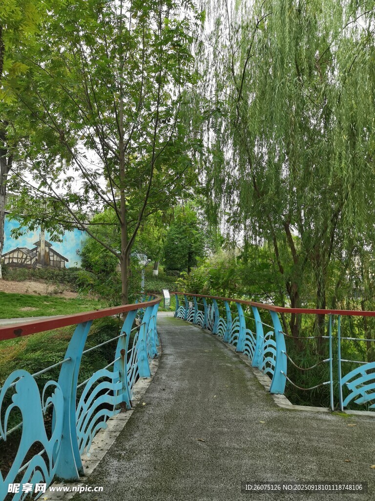 藍(lán)色橋邊的綠意景致