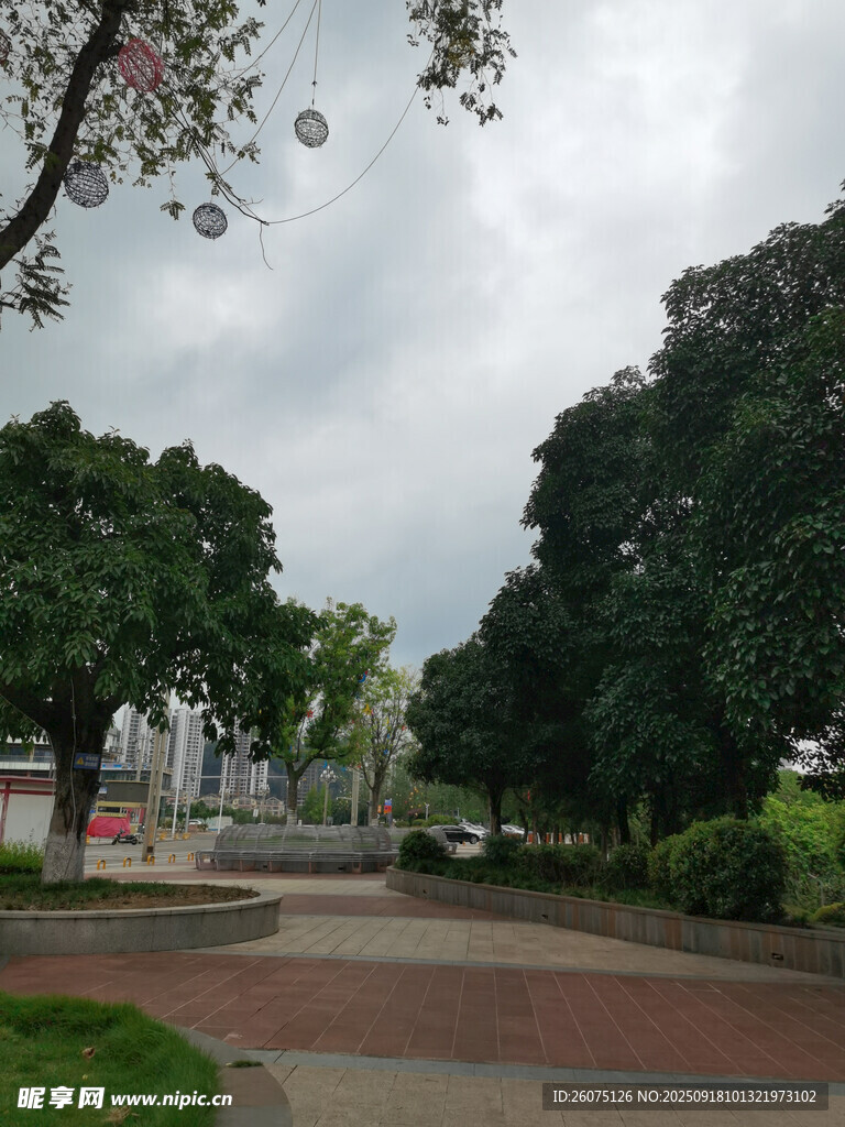 城市公園中的寧靜步道