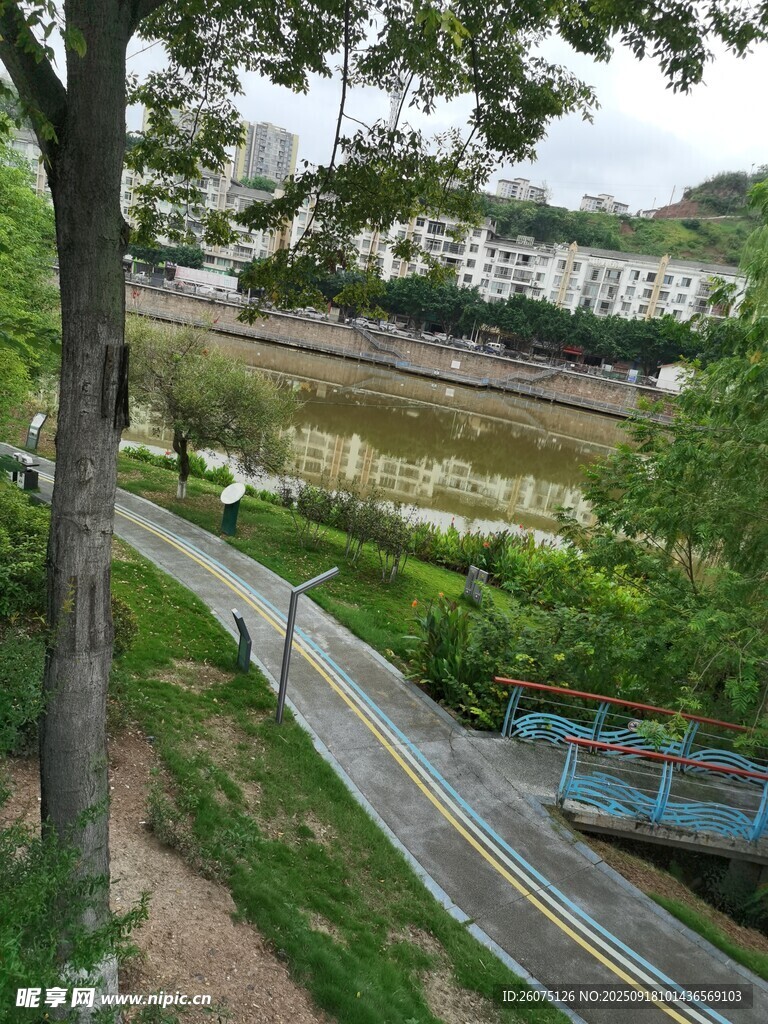 河畔蜿蜒步道風(fēng)景