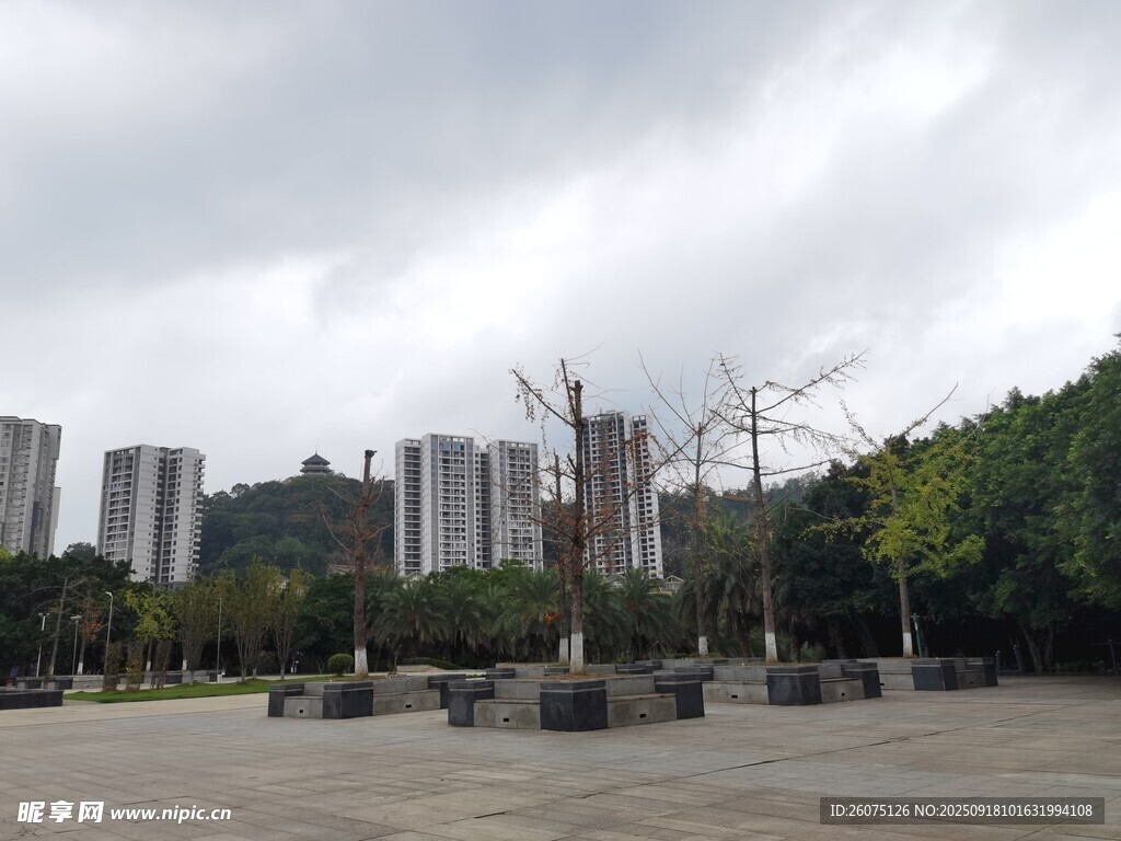 城市廣場與林立高樓景觀