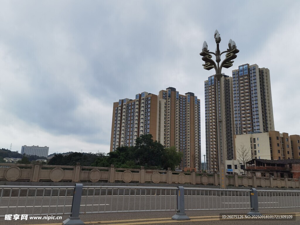 城市高樓與街燈景觀