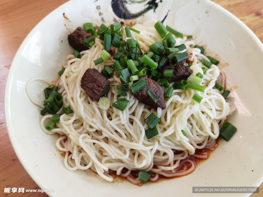 美味蔥花牛肉拌面