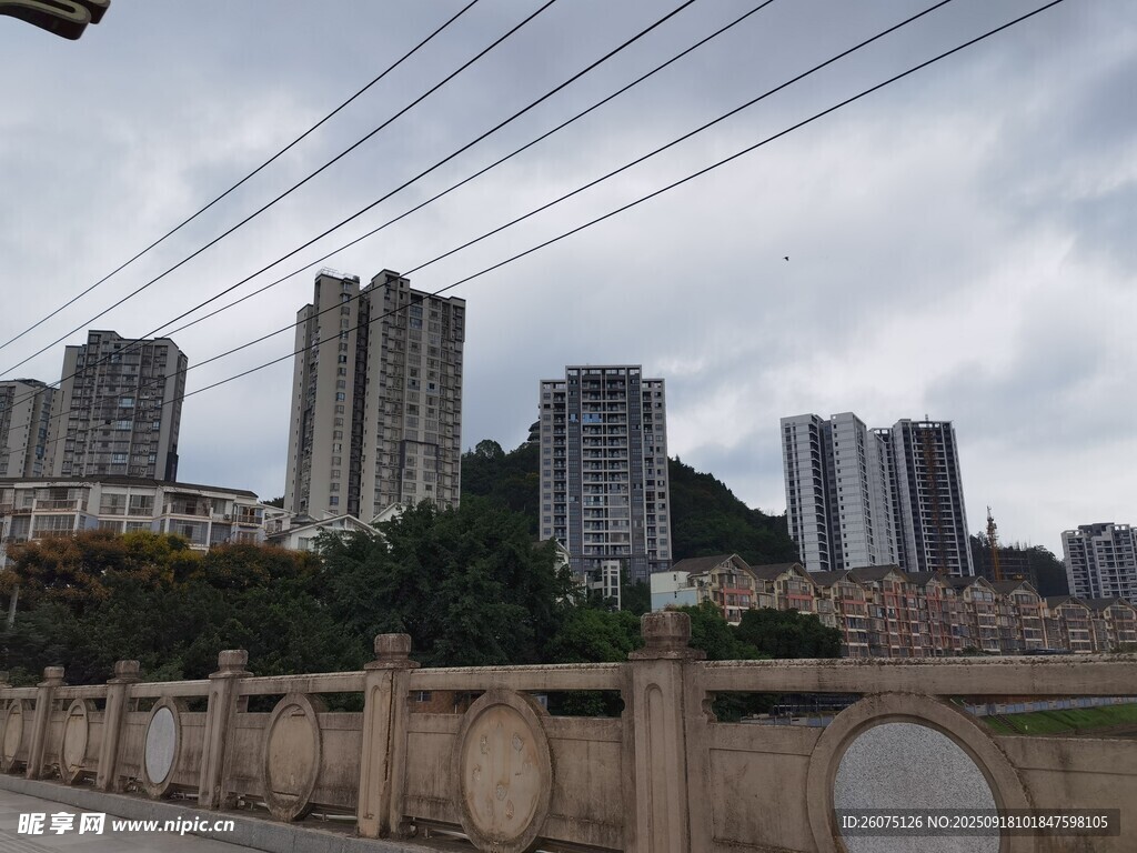 城市河畔高樓風景