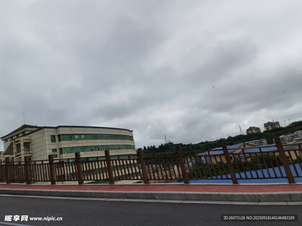 城市街道旁的建筑群