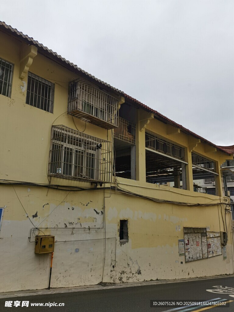 老舊墻面斑駁的街邊建筑