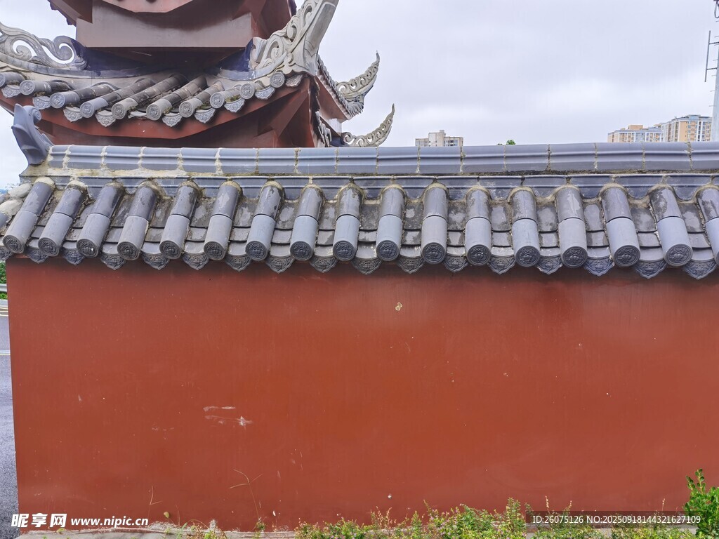 中式紅墻古建筑屋頂一角