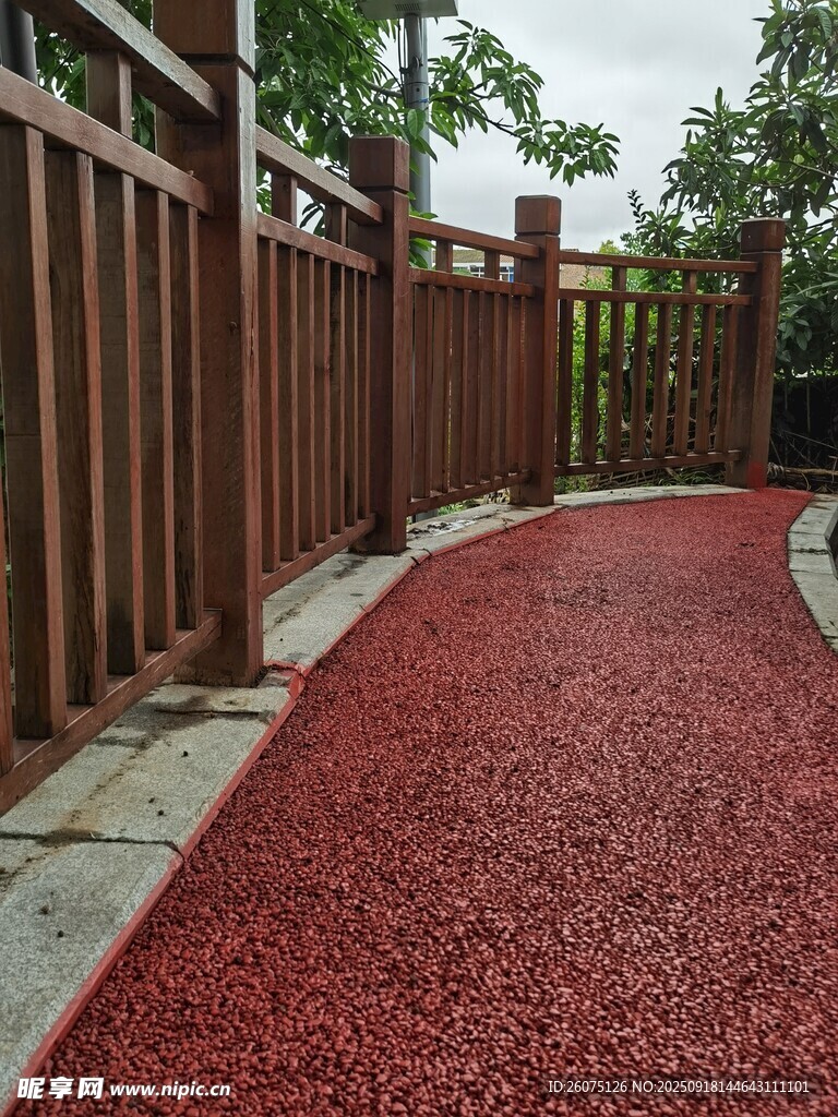 紅色步道旁的木質(zhì)圍欄