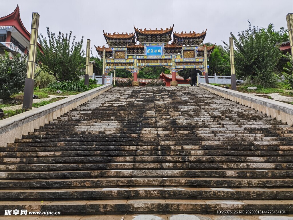 中式古建筑前的石階景觀