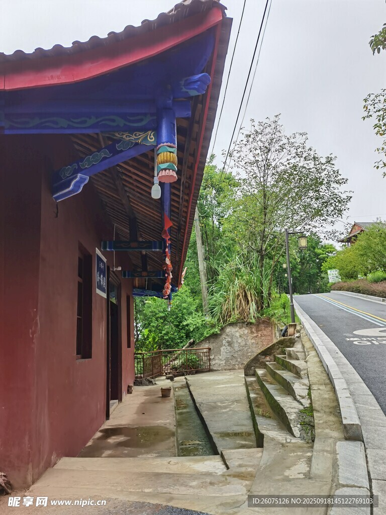 鄉(xiāng)村路旁的古樸紅色小屋