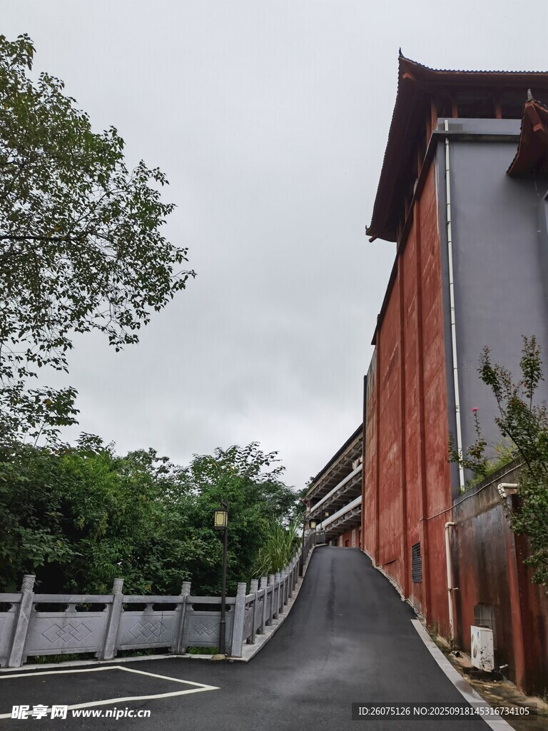 中式建筑旁的幽靜道路