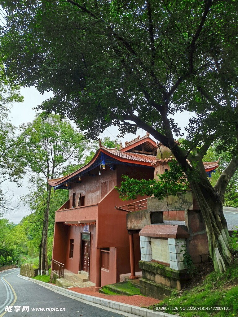 鄉(xiāng)村路旁的紅磚房屋