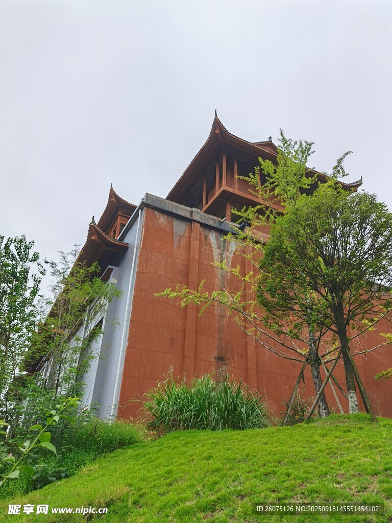 古建紅墻綠樹相映成趣
