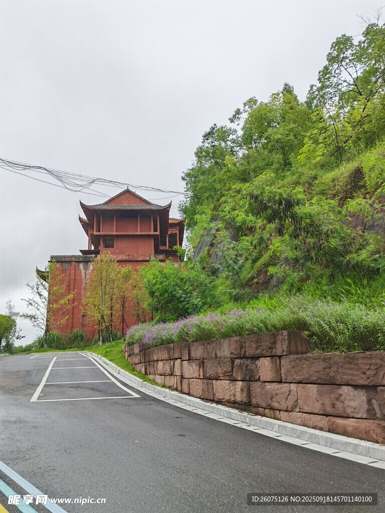 古建旁的寧靜道路