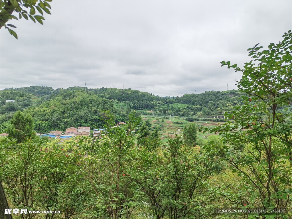 綠意盎然的鄉(xiāng)村山林景色