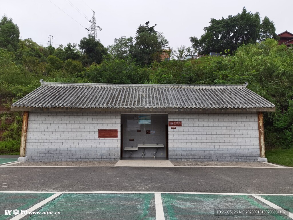 中式小屋前的空曠場地