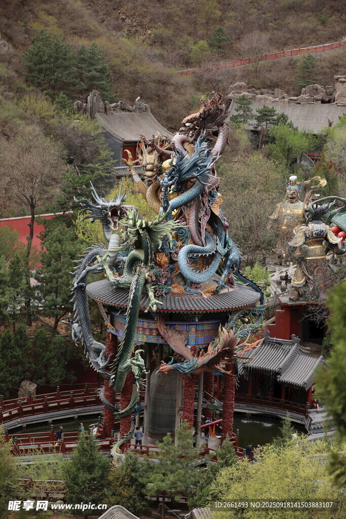 精美龍形雕塑裝點(diǎn)古建筑