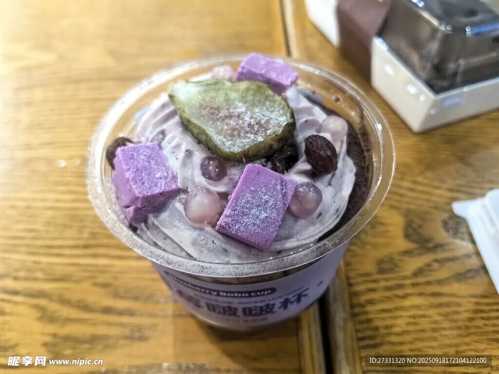紫色美味杯裝甜品