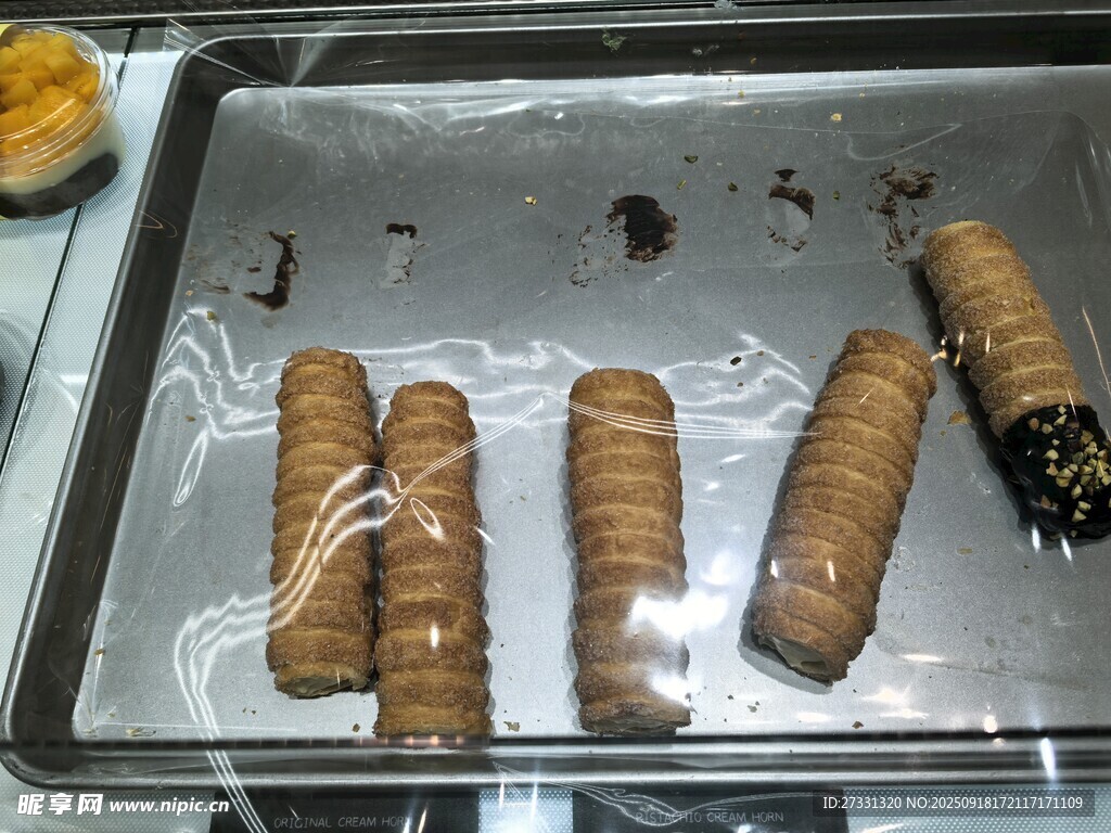 烤盤上的美味卷狀食物