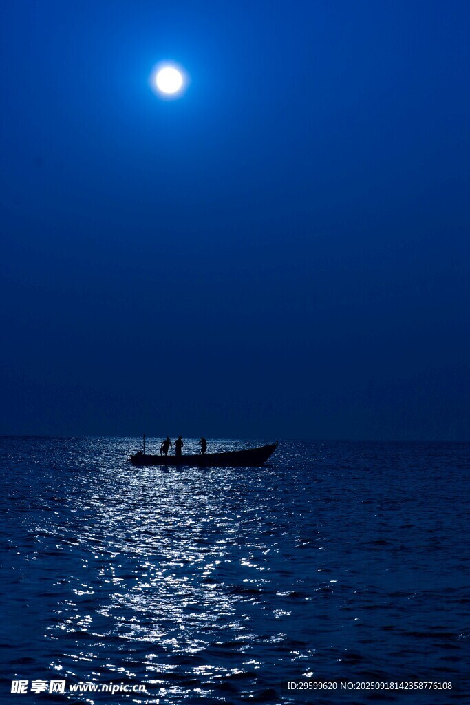 月夜孤舟泛于寧靜海面