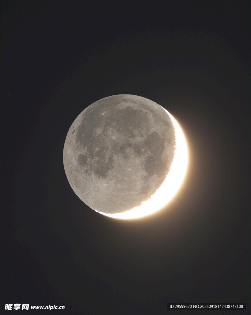 夜空中的明亮新月