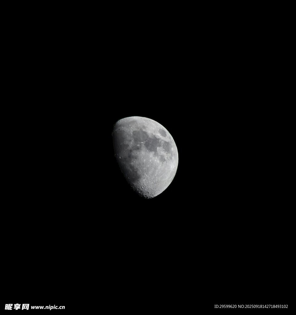 夜空中的半月