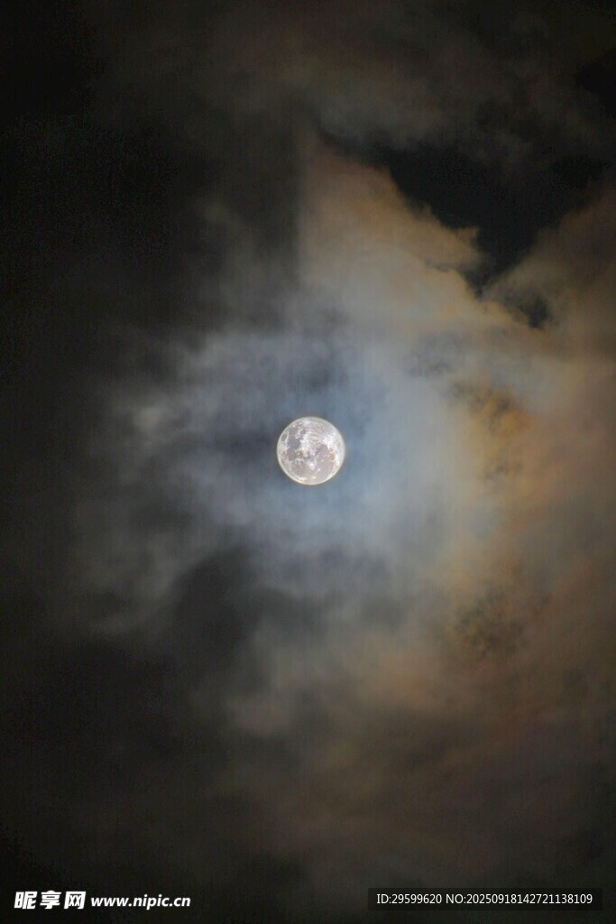 夜空中的朦朧明月