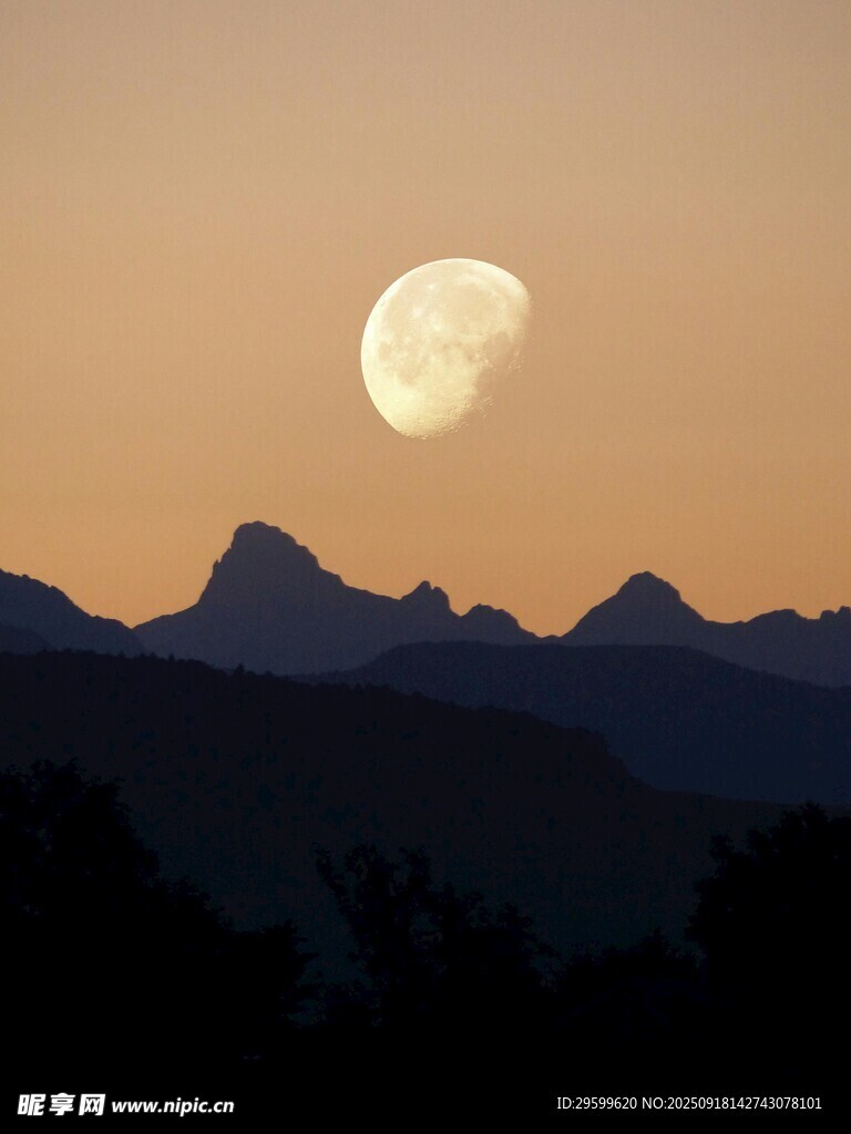 夕陽下的山巒與明月