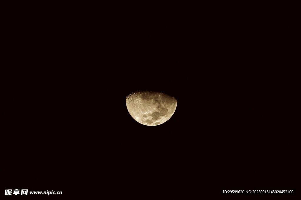 夜空中的朦朧月亮
