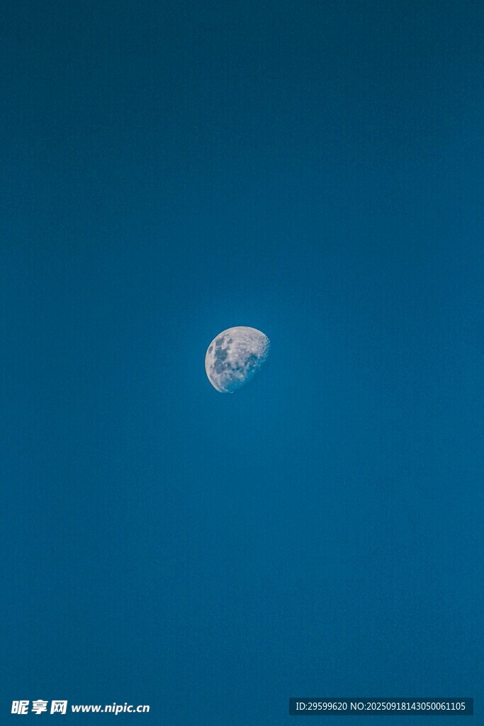夜空中的孤月