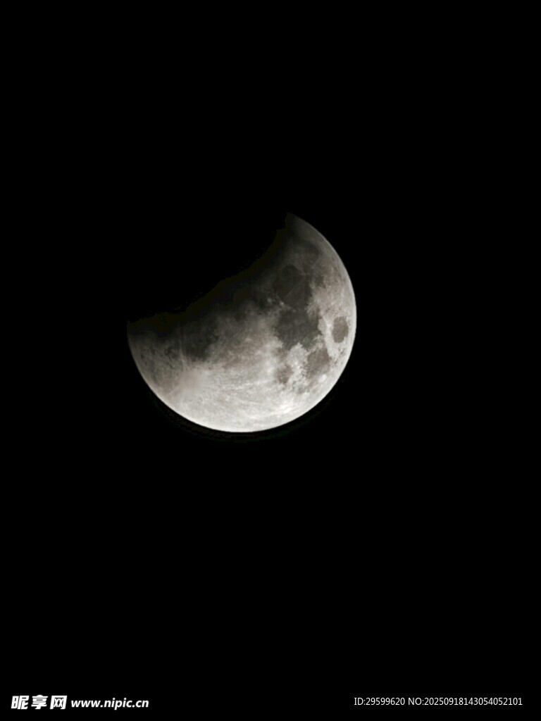 夜空中的半月
